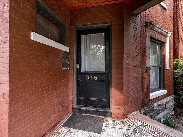 315 W Lee St — Photo 4