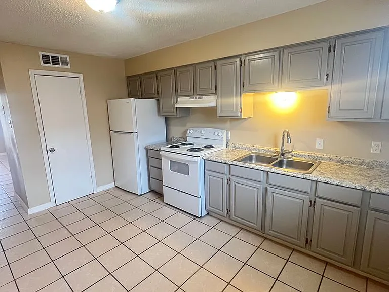 Town Oaks Apartments — Photo 21
