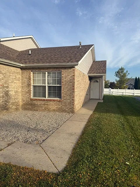 2 bed, 1050 sqft, $1,650 — Photo 2
