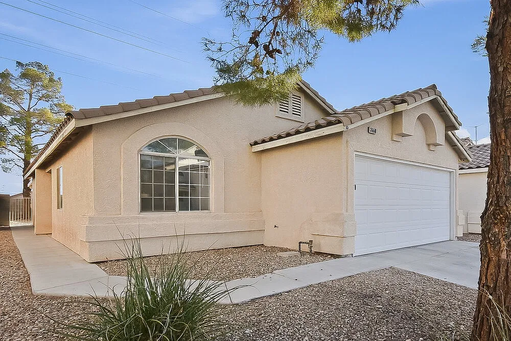 3 bed, 2.0 bath, 1306 sqft, $2,025 — Photo 3