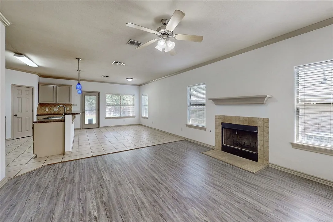 4 bed, 2.5 bath, 1976 sqft, $2,300 — Photo 3