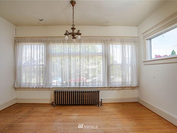 5th image of 2110 N Prospect St