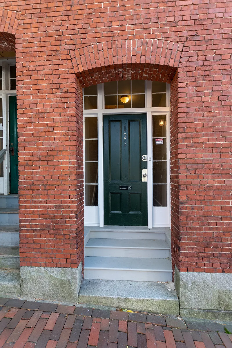 Building Photo - 122 W Merrimack St #3