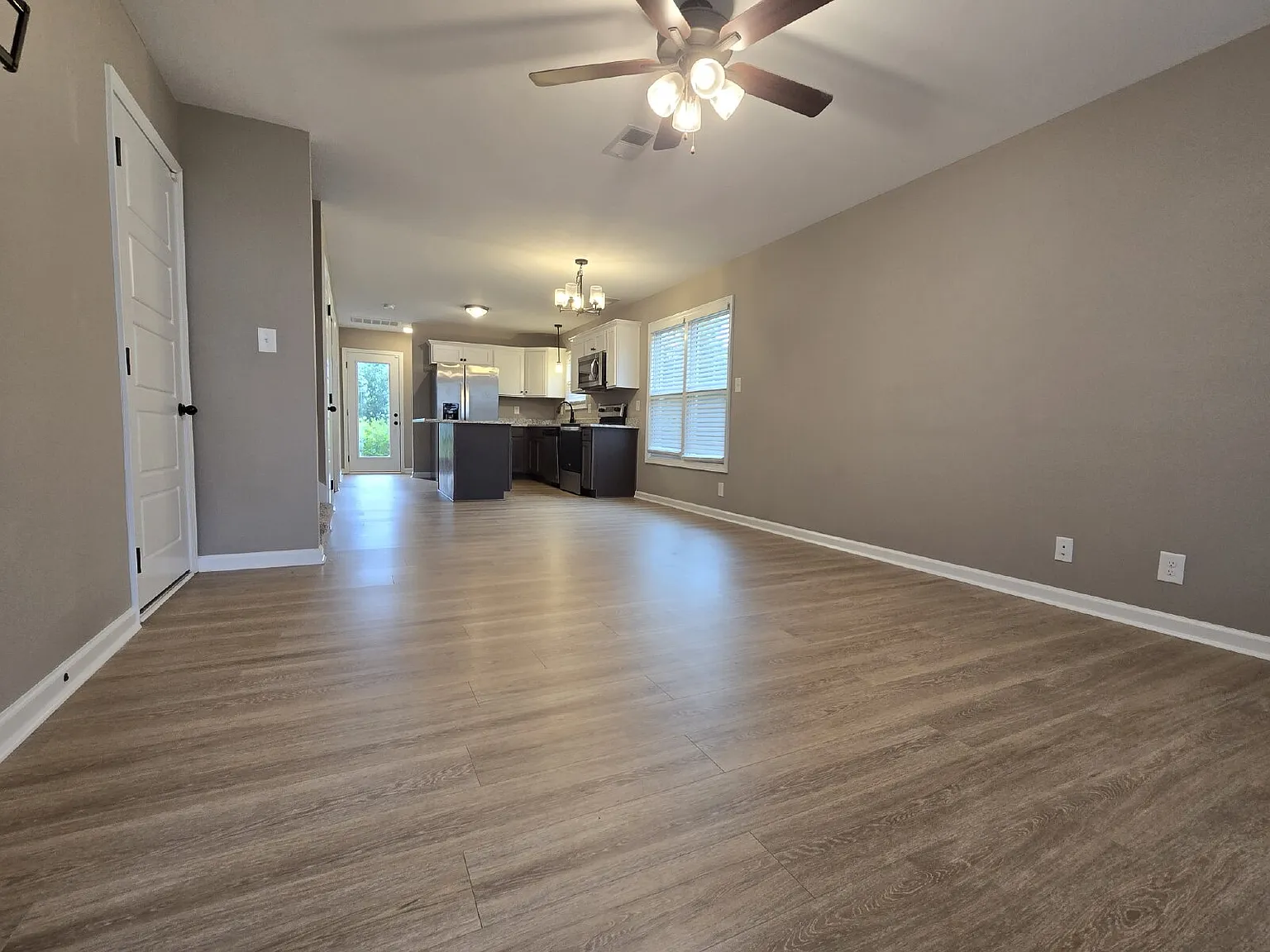 3 bed, 2.5 bath, 1449 sqft, $1,895 — Photo 4