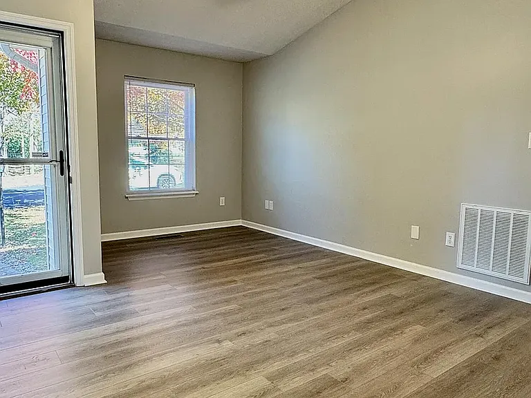 175 Williamsburg Ln — Photo 8