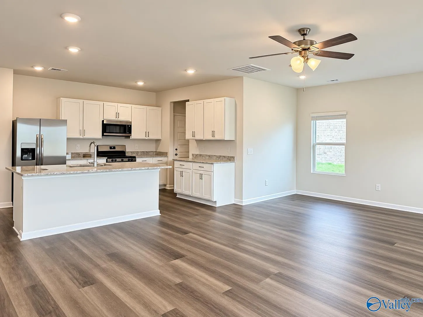 4 bed, 2.5 bath, 2336 sqft, $2,300 — Photo 3