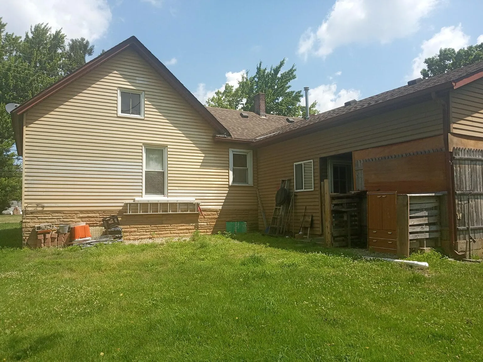3 bed, 1.0 bath, 1709 sqft, $1,550 — Photo 3