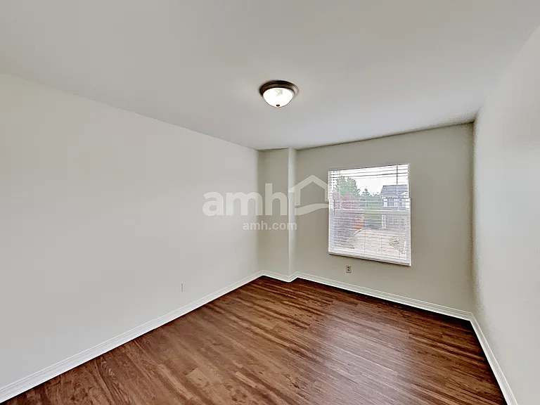 2542 S Genoa St — Photo 15
