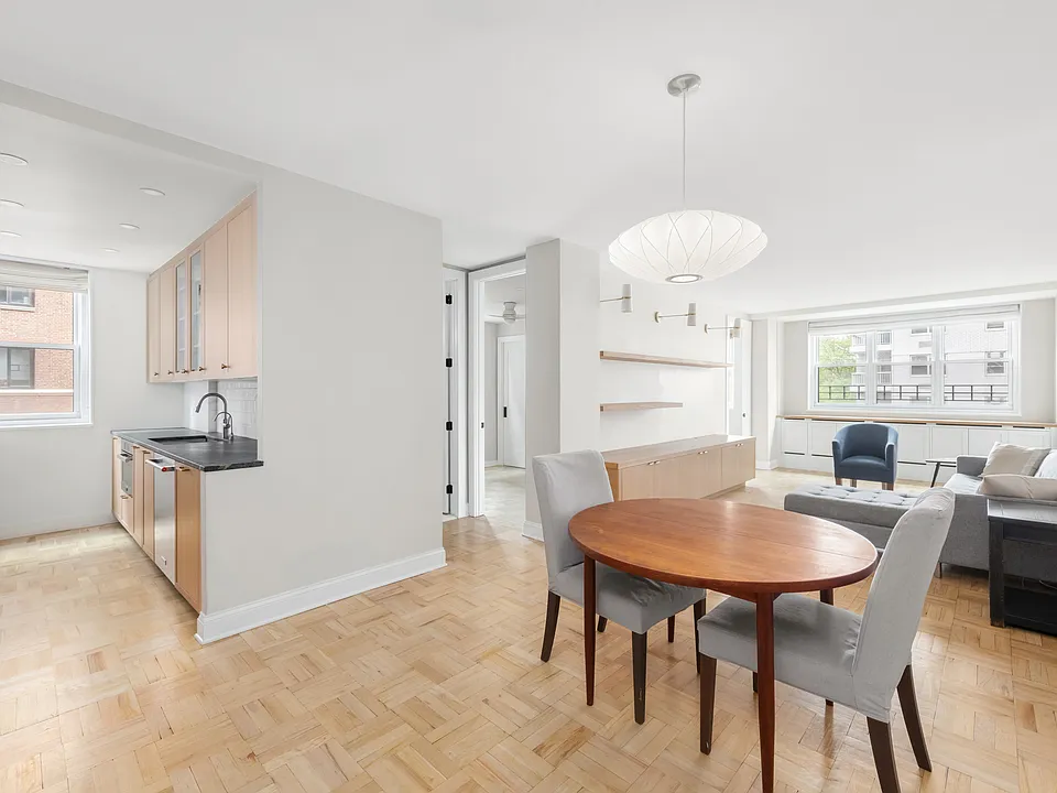 63 E 9th St #6H