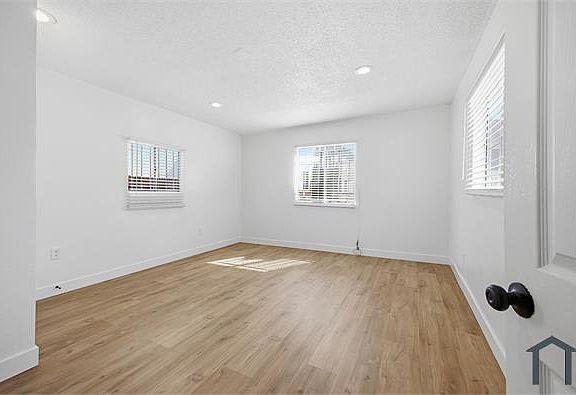 2nd image of 179 1/2 W 40th Pl