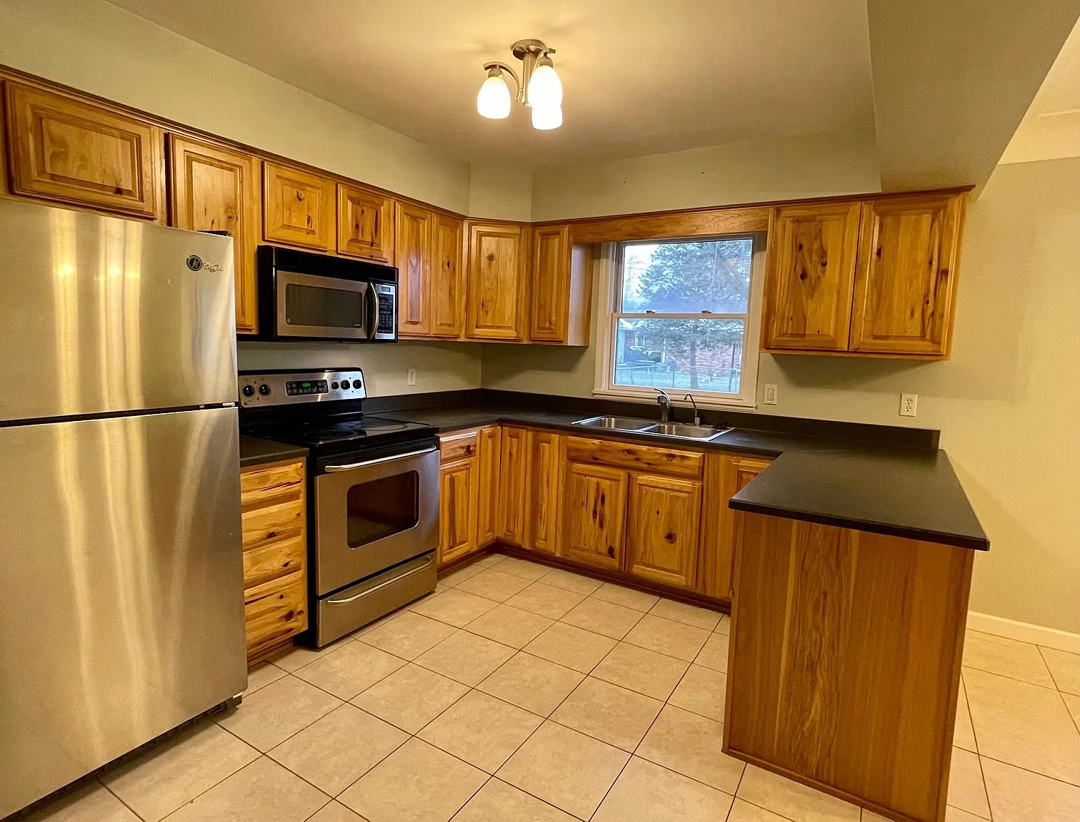 3 bed, 1.5 bath, $1,850 — Photo 4