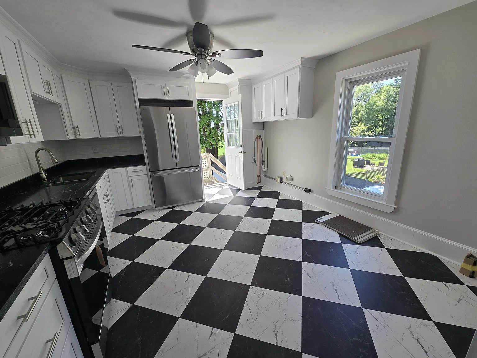 3 bed, 1200 sqft, $3,250 — Photo 2