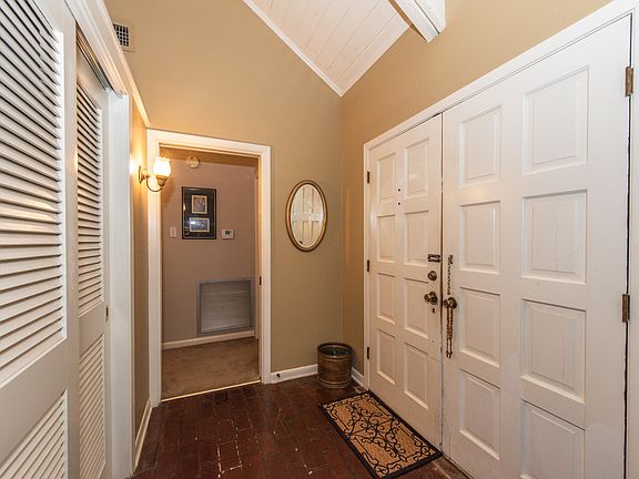 3rd image of 607 Hickory Dr