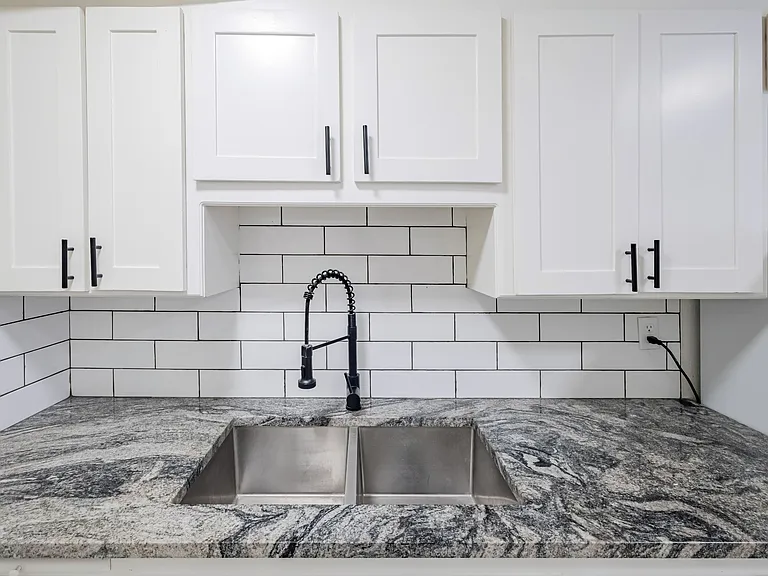 1015 E Hurd St — Photo 1