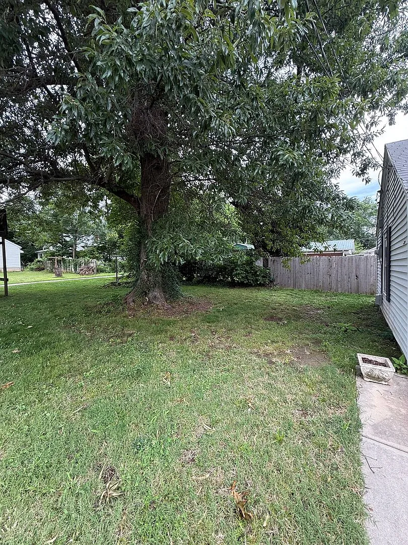 Charming 2 bedroom 1 bath home on large corner lot in desirable part of Springfield — Photo 3