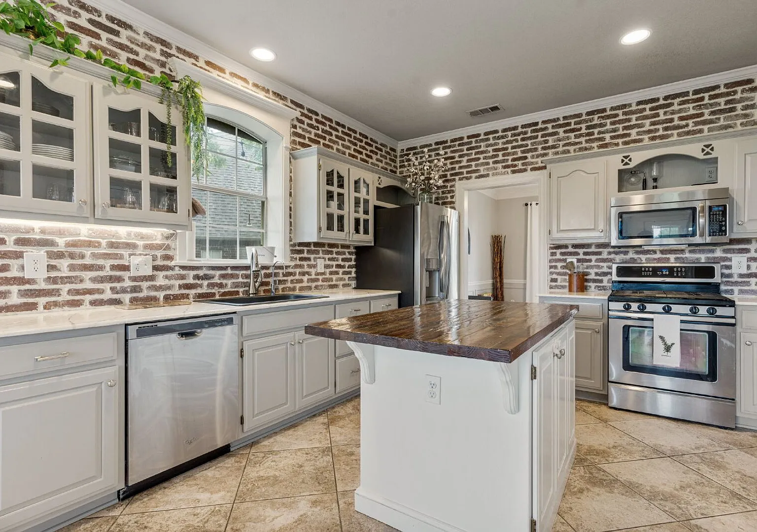 4 Beds | 2.5 Baths | Golf Course Views + 3-Car Garage in Quiet Owasso Cul-de-Sac — Photo 4