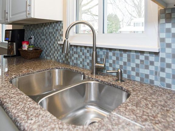 5th image of 3442 Saigon Dr