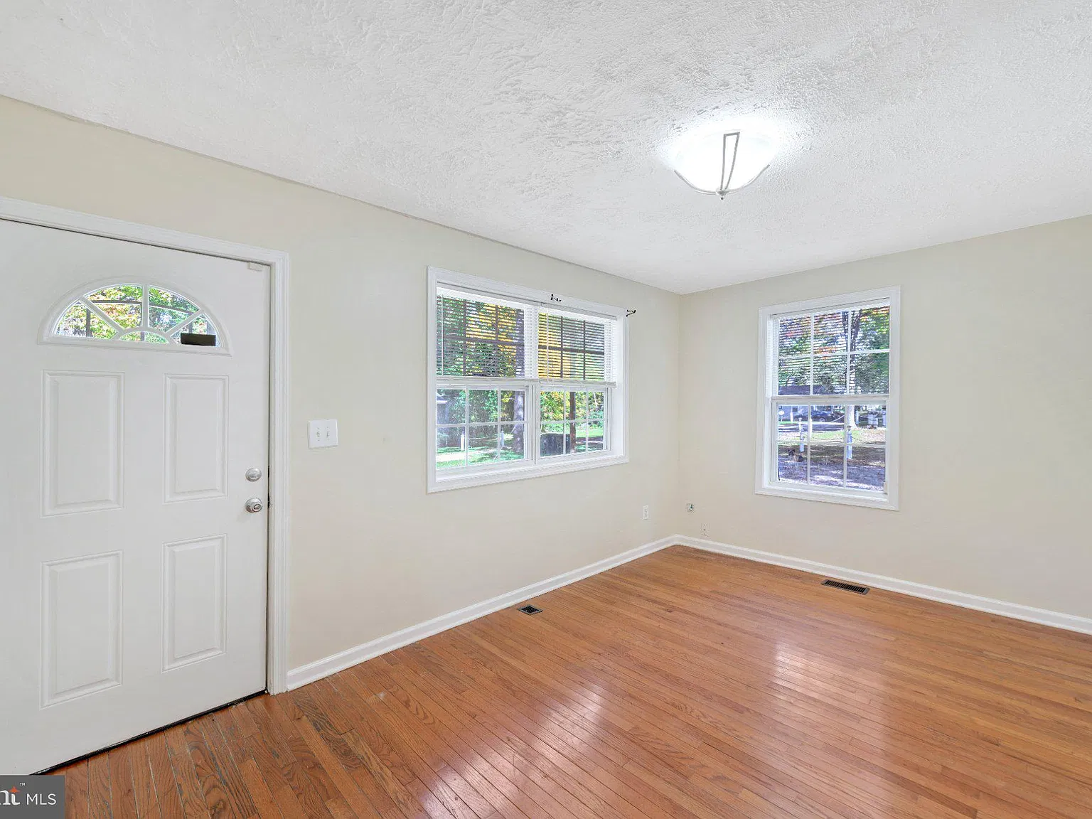 3 bed, 2.0 bath, 1000 sqft, $2,200 — Photo 4