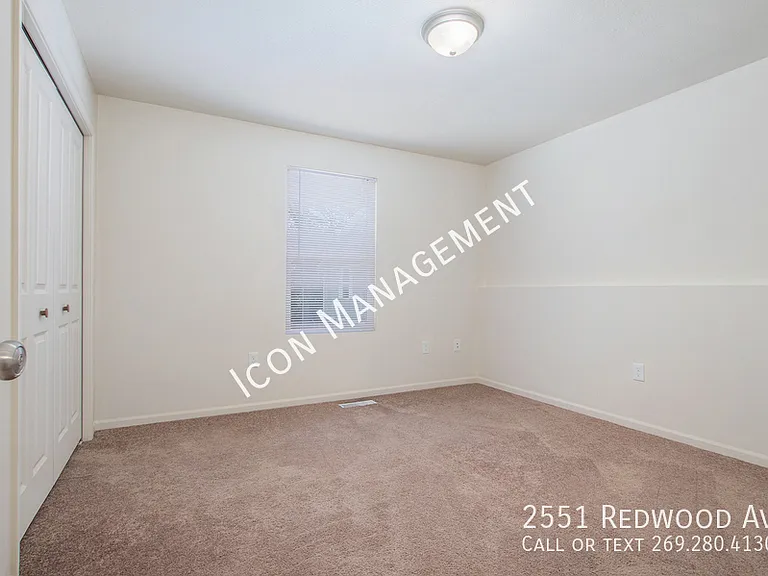 2551 Redwood Ave — Photo 15