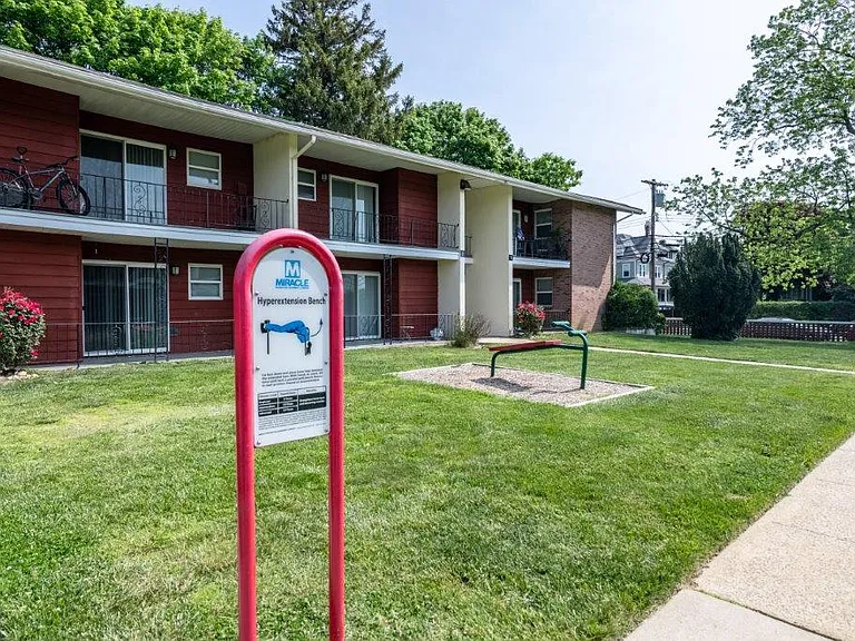 Edgewater Gardens Apartment Homes — Photo 14