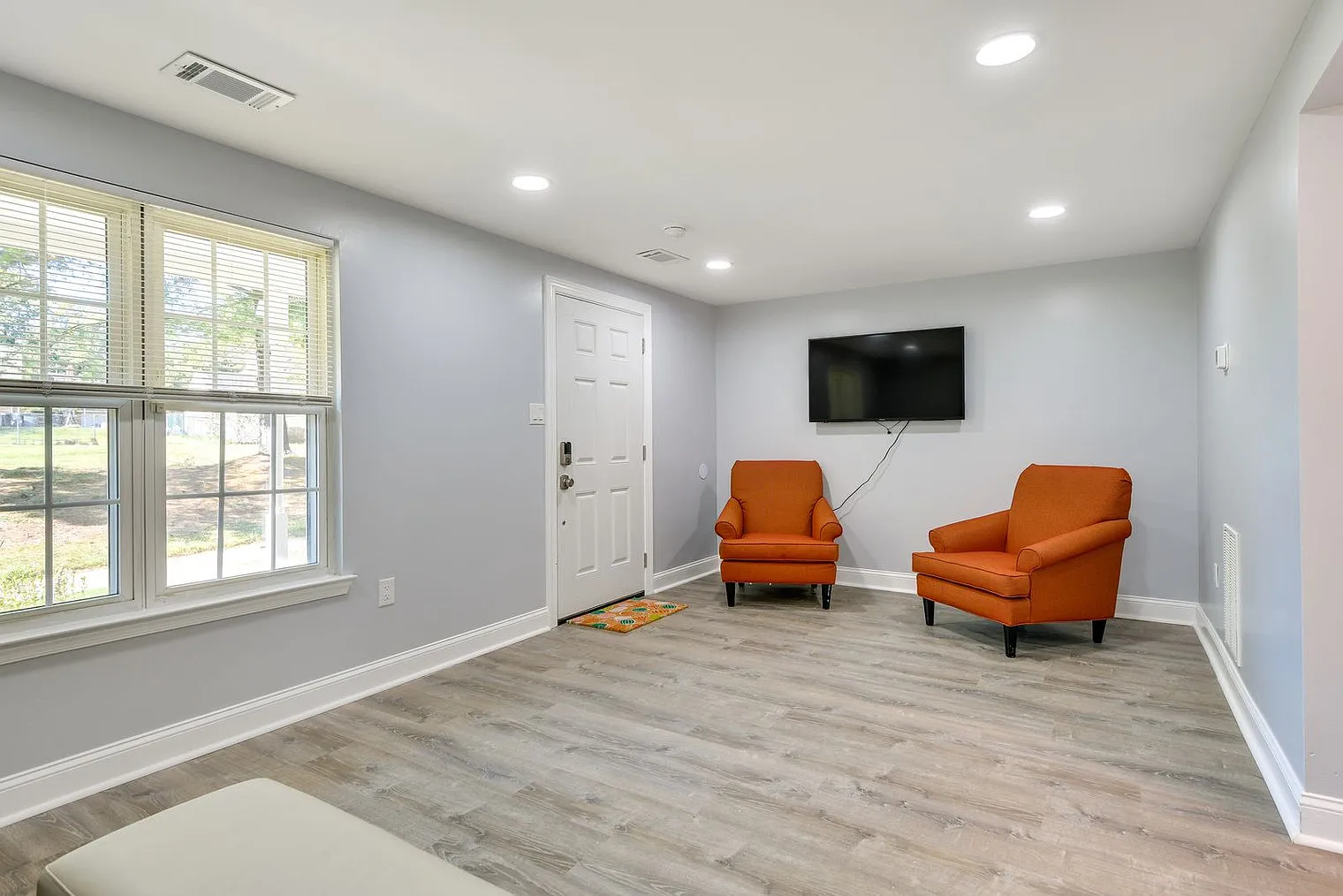 3 bed, 1.0 bath, 1119 sqft, $4,441 — Photo 2