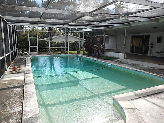 2nd image of 1585 Beverly Dr
