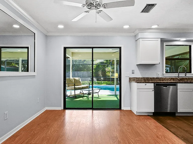 2374 SE Marseille St — Photo 7