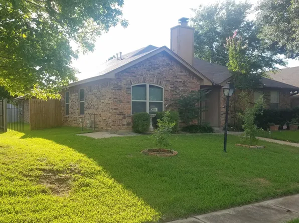 320 Crowe Dr, Euless, TX 76040