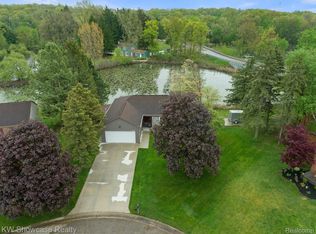 2612 Shady Hollow Dr, White Lake, MI