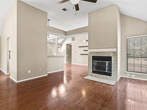 4th image of 140 Summer Place Dr