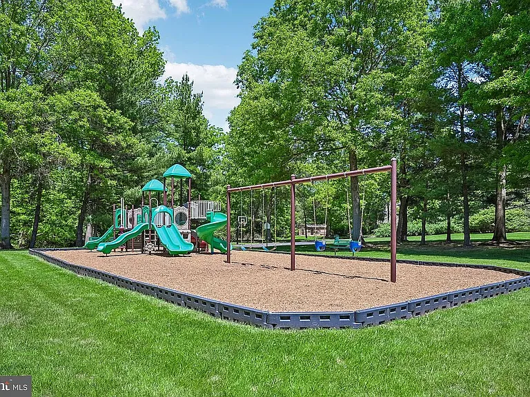 184 Victoria Ct — Photo 25