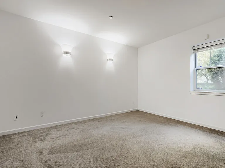 303 Bellevue Way SE — Photo 4