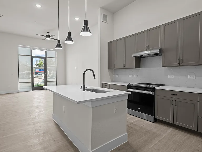 Eastpoint Apartments — Photo 11