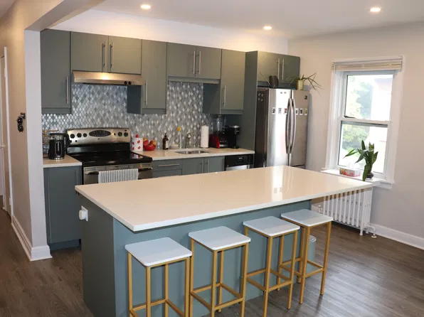 131 Hawthorne Ave #4, Ottawa, ON K1S 0B2