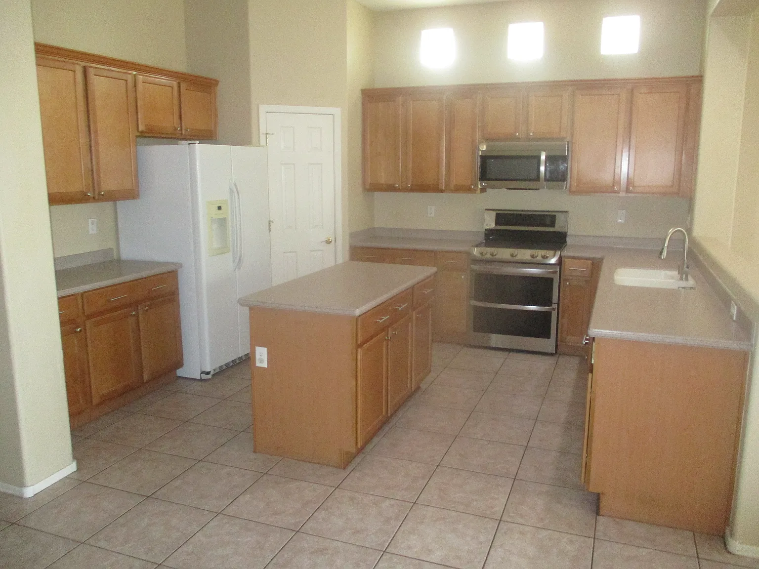 4 bed, 2308 sqft, $1,795 — Photo 2