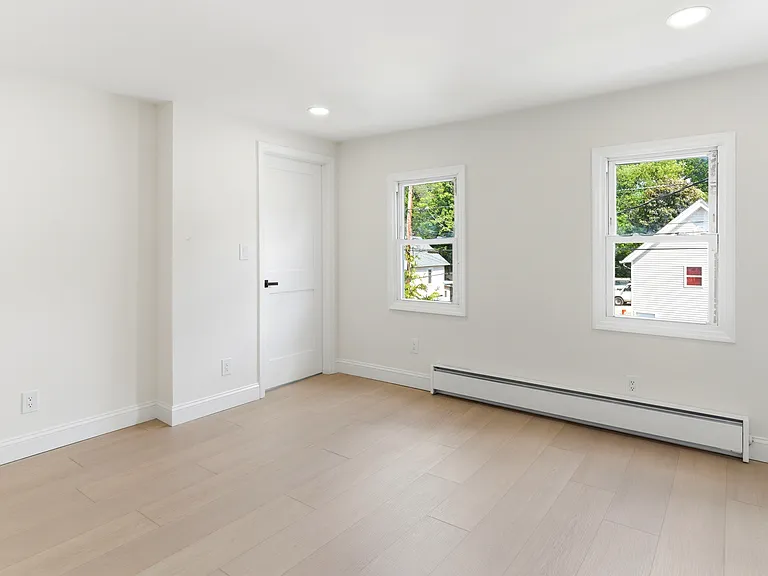 475 Burnside St — Photo 11