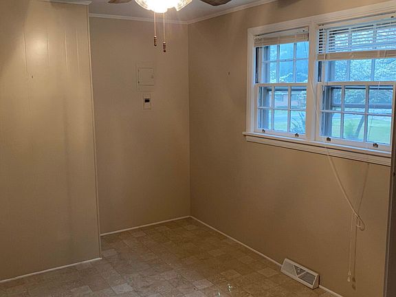 4th image of 125 Laurel Ave E