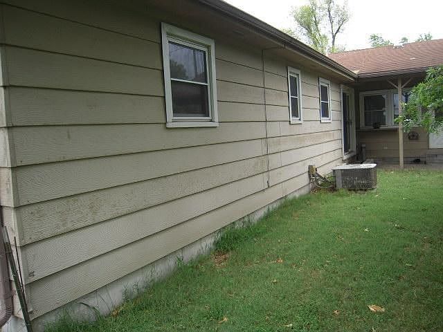 2nd image of 302 Mill St