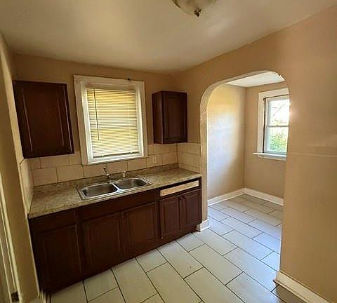 4th image of 14975 Stansbury St