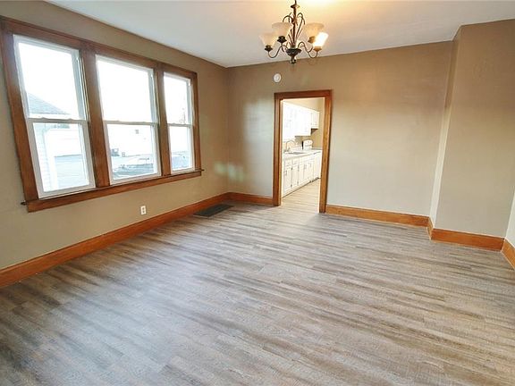 2nd image of 1093 Beverly Ave