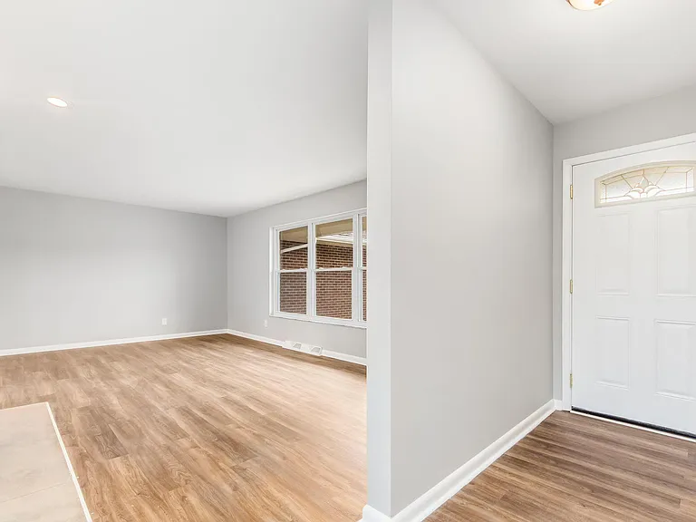 2652 Maplewood Dr — Photo 8