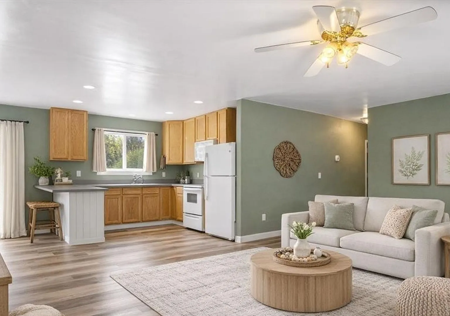 Beautiful Garage Apartment with tons of privacy! — Photo 3