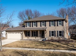 2568 Midland Dr, Naperville, IL 60564