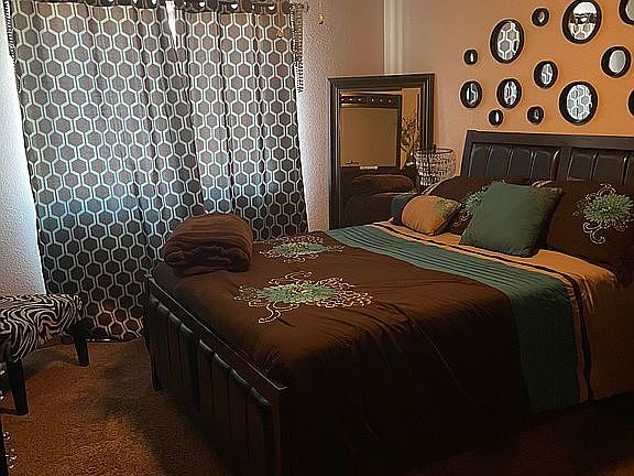 Queen bedroom with lake view