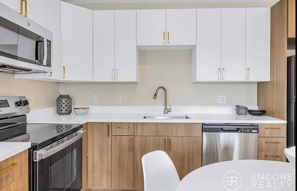 2 bed, 975 sqft, $3,225 — Photo 3