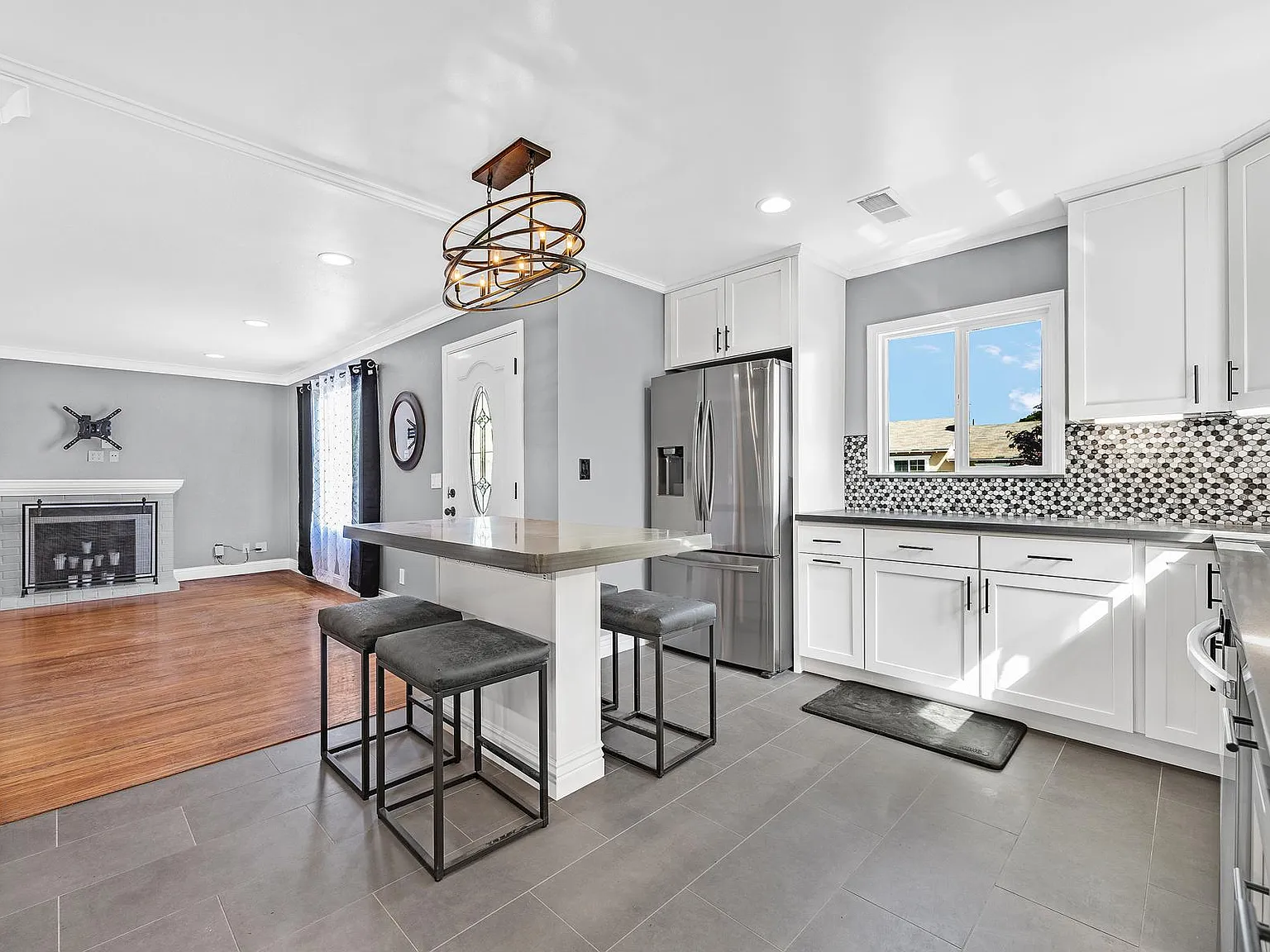 2 bed, 1104 sqft, $3,300 — Photo 4