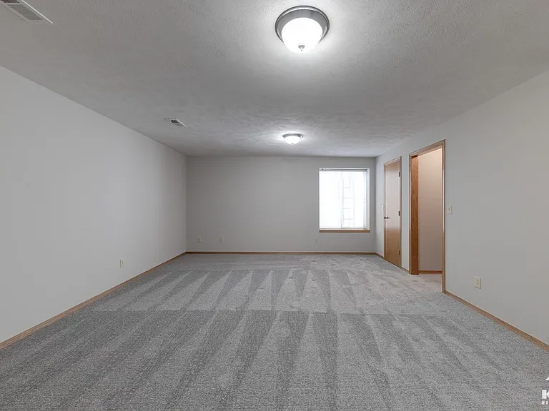 513 N Bristol Ct — Photo 28