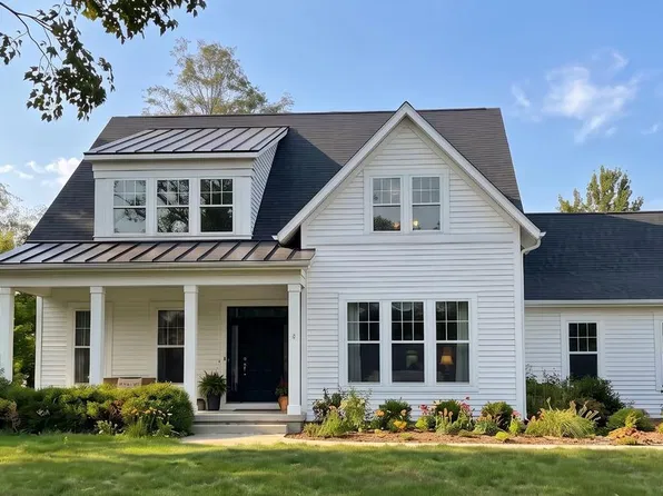 3 Locust St N, Round Hill, VA 20141