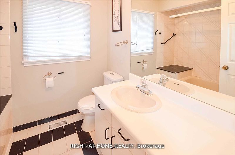 Toronto House for rent - 4 Bedrooms — photo 14