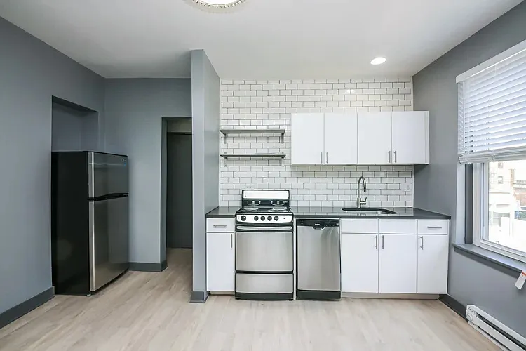 944 W Montrose — Photo 12